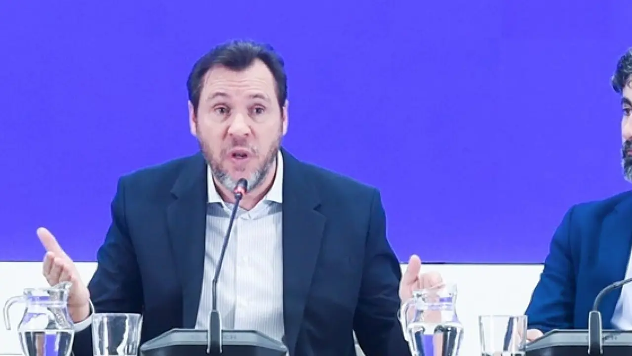 El ministro de Transportes y Movilidad Sostenible, &Oacute;scar Puente (c), junto al director de Tr&aacute;fico de Adif, &Aacute;ngel Garc&iacute;a de la Bandera (d), y al director de Operaciones de Renfe, Jos&eacute; Alfonso G&aacute;lvez (i), durante una rueda de prensa, en el Ministerio de Transportes y Movilidad Sostenible, a 21 de enero de 2026, en Madrid (Espa&ntilde;a). 

Firma: Gustavo Valiente / Europa Press