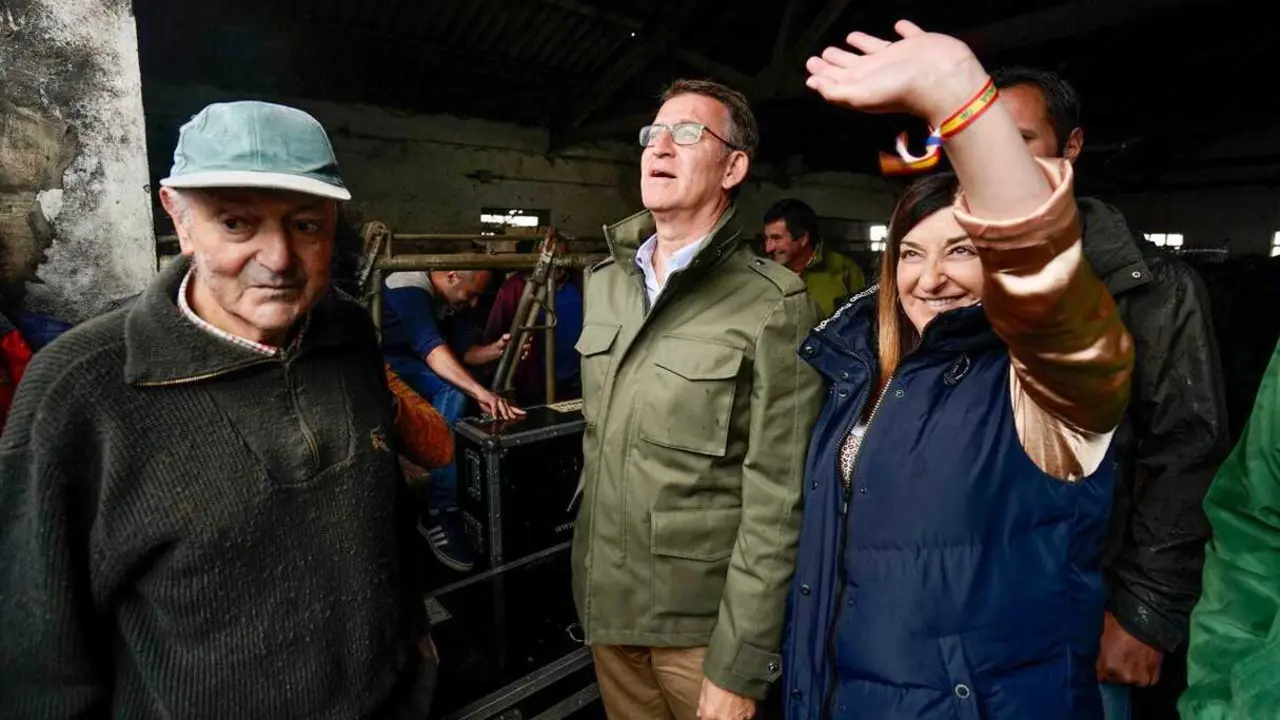 El propietario de la ganader&iacute;a El Cerrillo, Juan Madrazo, con los representantes del PP. / ALERTA