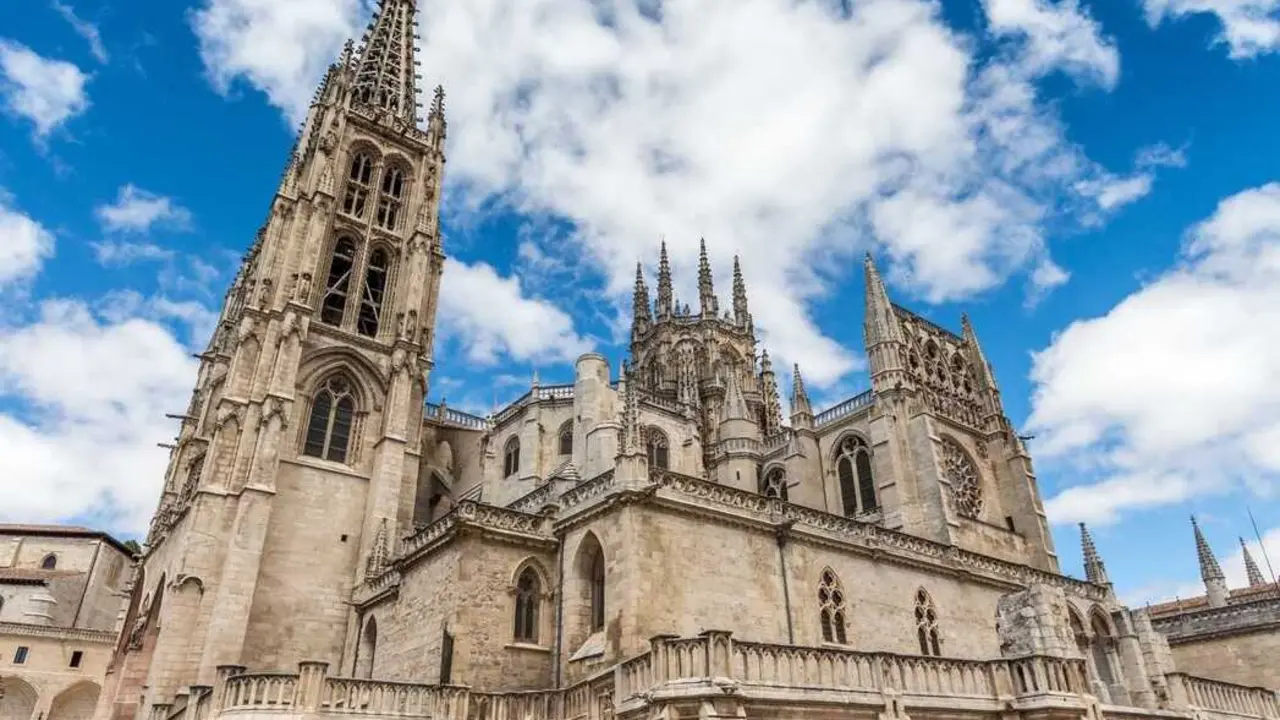 Vidrieras que ba&ntilde;an de color el silencio, agujas que tocan el cielo y una historia de siglos: la Catedral de Burgos es uno de esos lugares que hay que ver al menos una vez en la vida. / EP
