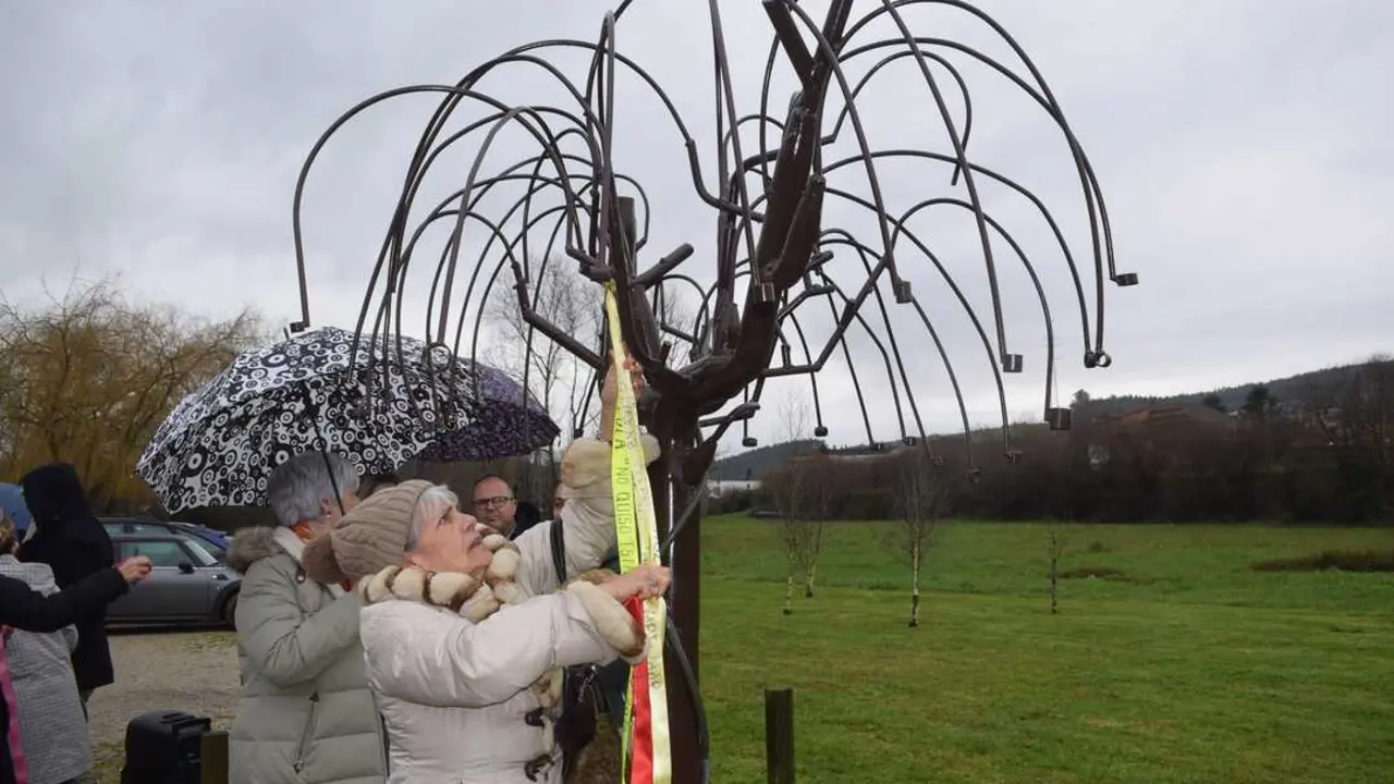 En Cantabria, un &aacute;rbol crece lleno de recuerdos, nombres y lazos. No da sombra ni frutos, pero s&iacute; consuelo. / a.e