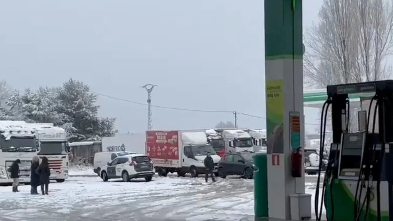 Los camiones de reparto, inmovilizados por la DGT ante la previsi&oacute;n de nevadas. / ZAMORA NEWS