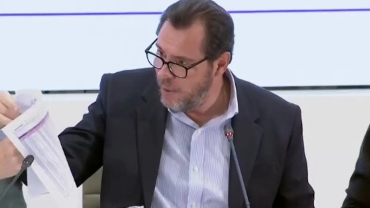 &Oacute;scar Puente durante la rueda de prensa tras el informe que apunta al mantenimiento. / A.E.
