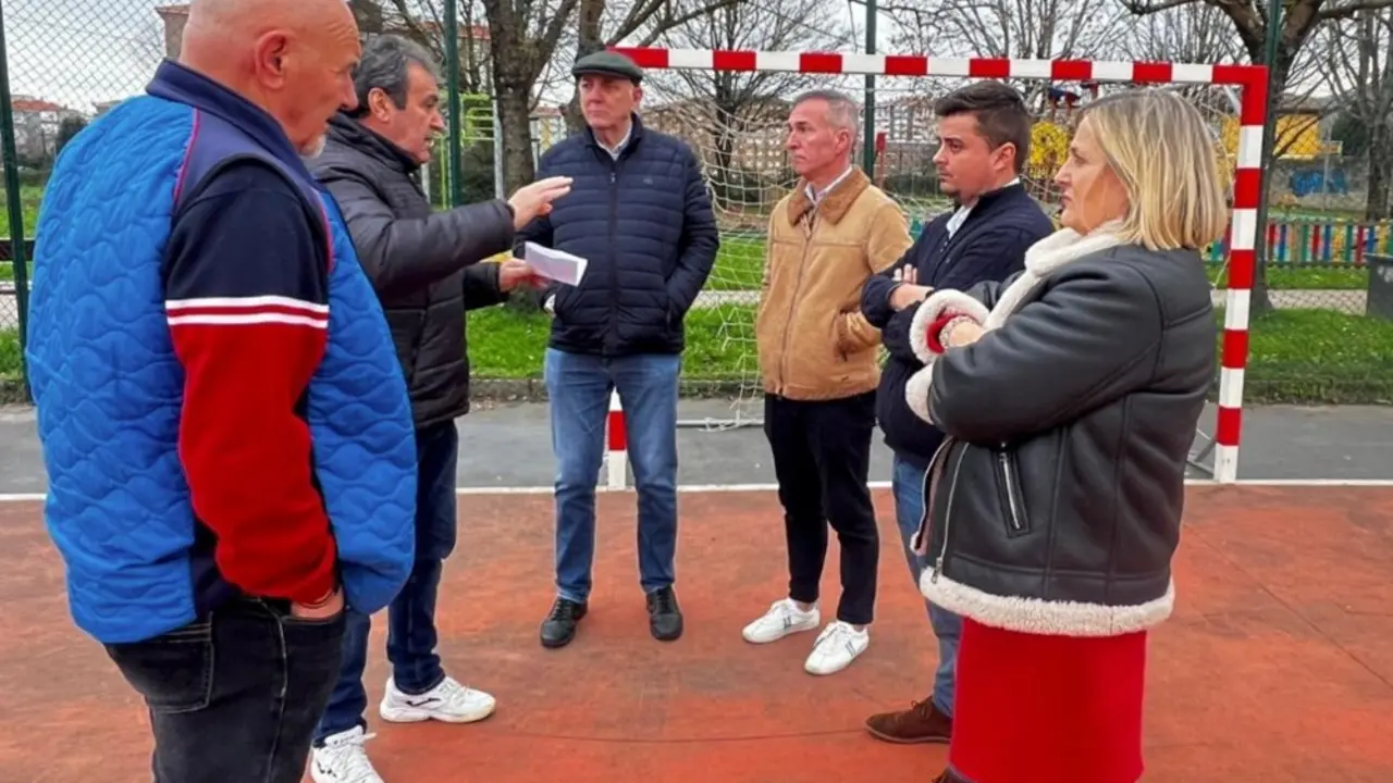 Concejales del PP de Torrelavega se re&uacute;nen con las asociaciones de vecinos. / Sebasti&aacute;n Hipperdinger