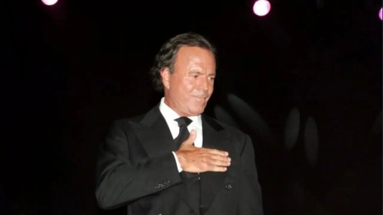 Julio Iglesias, en una imagen de archivo, con la mano en el pecho, uno de sus gestos m&aacute;s caracter&iacute;sticos.