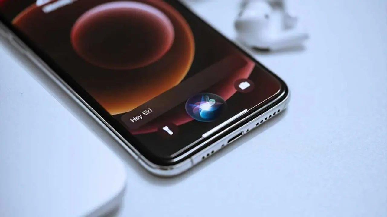 Un iphone con una conversaci&oacute;n con Siri. / EP