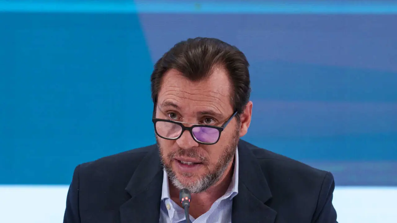 El ministro de Transportes y Movilidad Sostenible, &Oacute;scar Puente, atiende a los medios en una rueda de prensa. / EP