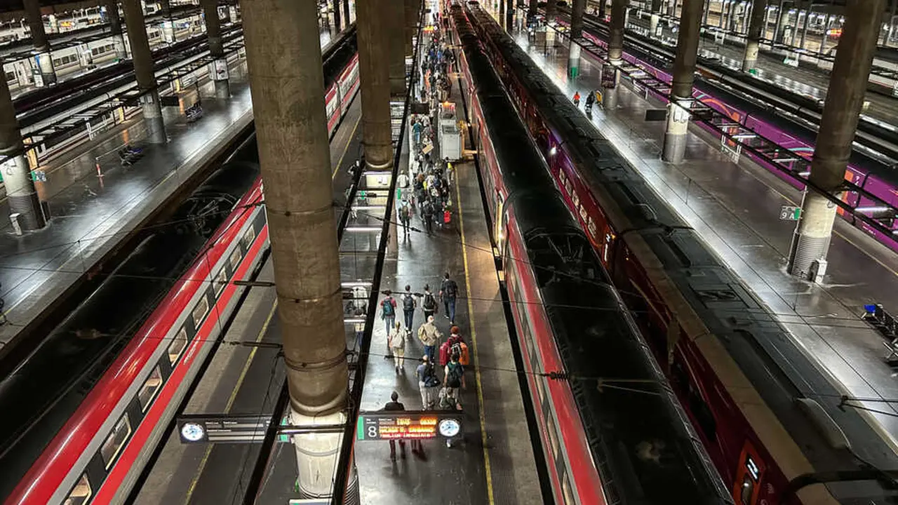 Varias personas en el and&eacute;n esperan para montar en el tren. / EP