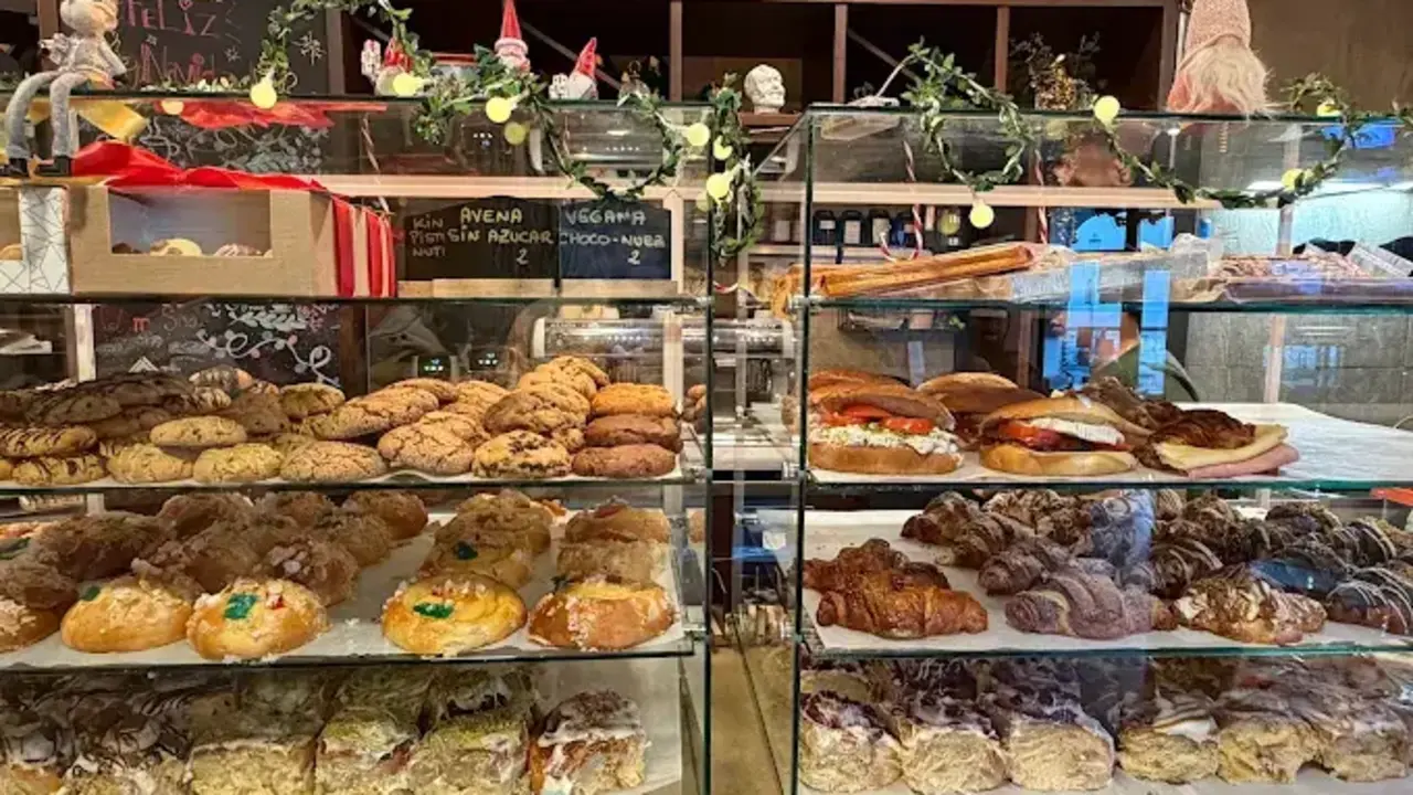 Si est&aacute;s en Cantabria y te apetece una escapada dulce frente al mar, Gij&oacute;n te espera con un lugar que lo tiene todo: caf&eacute; con mimo, tartas caseras, opciones saludables y vistas al Cant&aacute;brico. / A.E