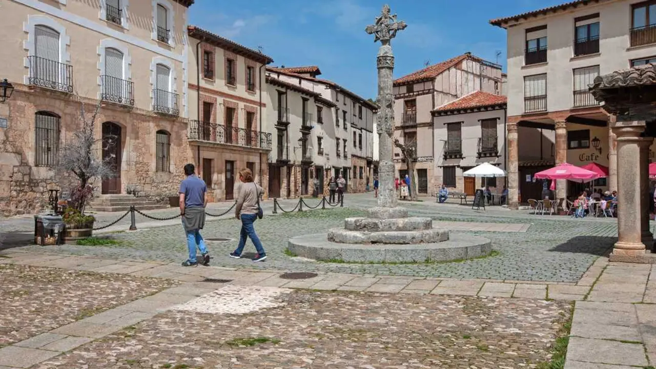 Este pueblo burgal&eacute;s acaba de volverse viral por su parecido con el escenario de 'La bella y la bestia'. / a.e