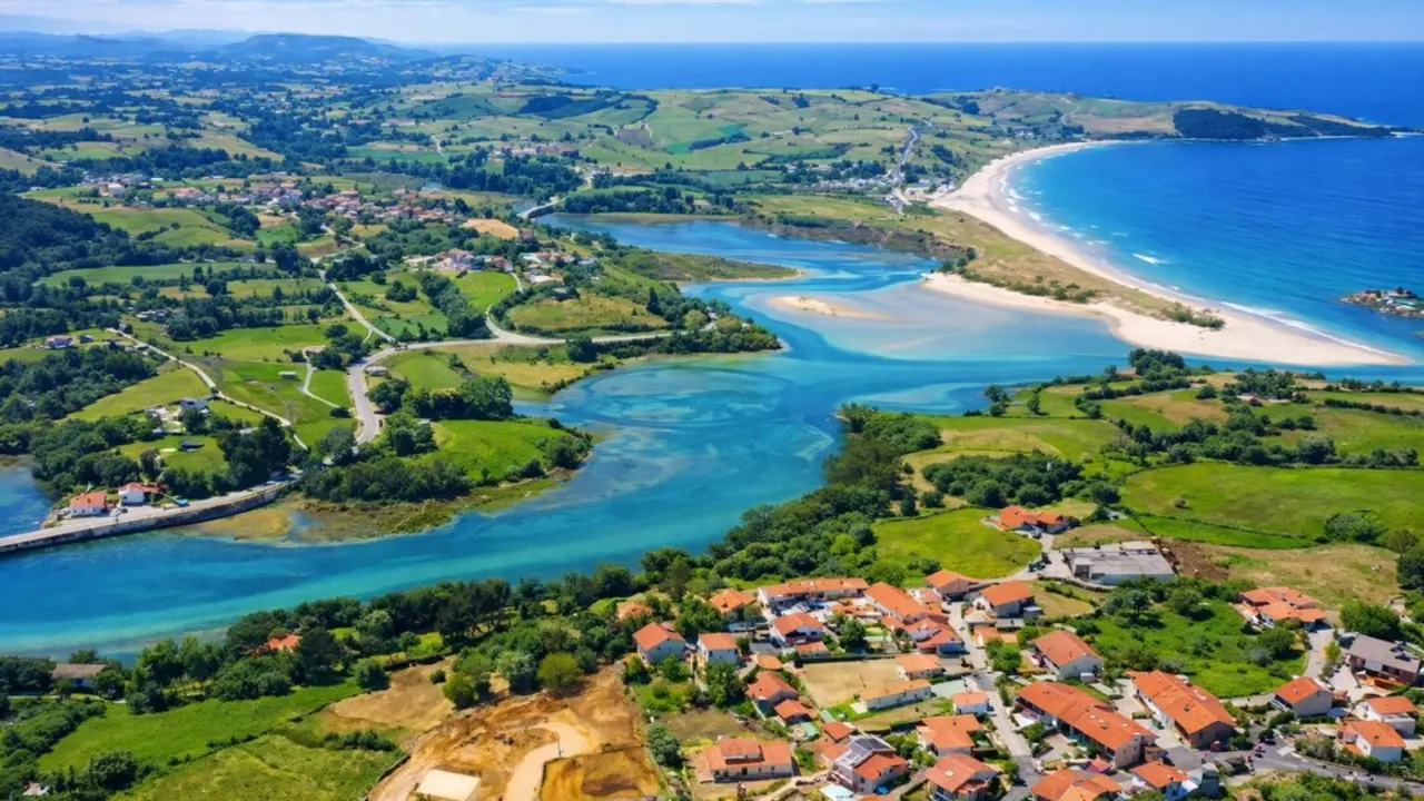 El pueblo de Cantabria que parece sacado de una pel&iacute;cula francesa, pero con mar Cant&aacute;brico. / I.A.