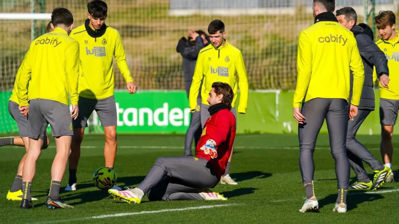 Los jugadores del Racing durante una sesi&oacute;n de entrenamiento. / RRC