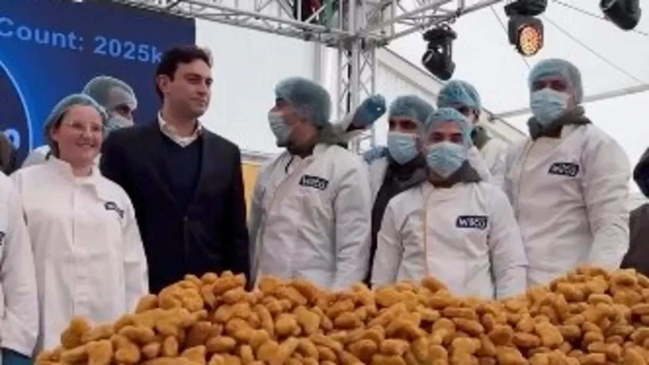 El L&iacute;bano establece el r&eacute;cord Guinness del mayor cubo de nuggets con 2.026 kilos y 85.000 unidades. / Instagram