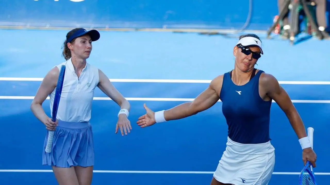 Cristina Bucsa 🇪🇸 y Nicole Melichar-Martinez dicen adi&oacute;s al #AusOpen tras caer ante Dabrowski y Stefani (6-4 6-3).