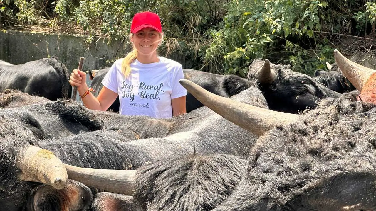 La ganadera y exdiputada Marta Garcia entre un reba&ntilde;o de vacas. / A.E.