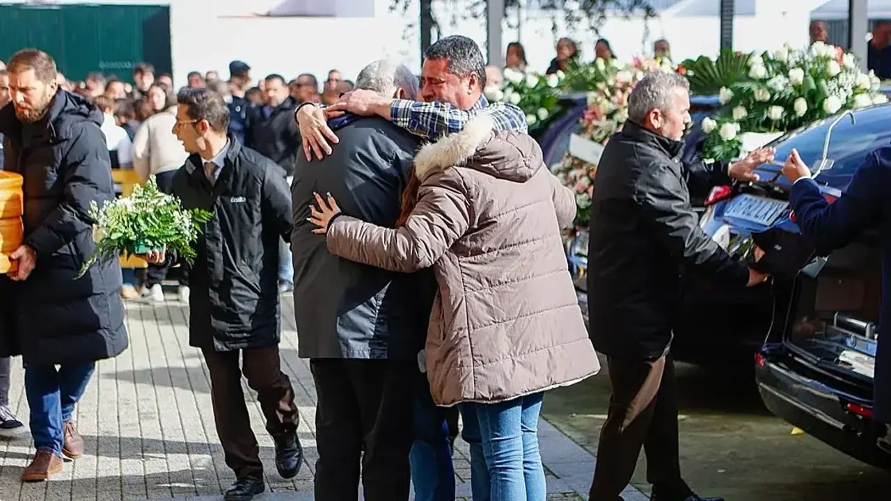 Una semana despu&eacute;s del tr&aacute;gico accidente ferroviario en Adamuz (C&oacute;rdoba), que dej&oacute; 45 muertos y m&aacute;s de un centenar de heridos, el dolor de las familias comienza a transformarse en indignaci&oacute;n. Las primeras denuncias ya han llegado al Juzgado de Instrucci&oacute;n n&ordm; 2 de Montoro, y decenas de afectados se est&aacute;n organizando en plataformas ciudadanas para exigir justicia. "A mi hijo lo asesinaron. Lo mataron. No hay otras palabras", declara Charo Morillo, madre de Mario Jara, uno de los opositores fallecidos, en una entrevista concedida a El Mundo.

Jara, natural de Huelva, se dirig&iacute;a a Madrid para presentarse al examen de Instituciones Penitenciarias cuando el tren en el que viajaba colision&oacute; frontalmente con otro convoy. Su madre le esperaba con una tarta y las velas encendidas. "&Eacute;l era mi luz. La vida se me va con &eacute;l", afirma entre l&aacute;grimas.

Como ella, una decena de familias ya ha comenzado a personarse en el proceso judicial abierto. Adem&aacute;s, unos 60 afectados se est&aacute;n coordinando por redes sociales y grupos de WhatsApp para canalizar ayudas, obtener informaci&oacute;n legal y compartir el dolor. Cuentan con el asesoramiento de supervivientes del accidente de Santiago de Compostela de 2013.

Los testimonios coinciden en denunciar la desinformaci&oacute;n en las primeras horas tras el siniestro. "El Estado nos trat&oacute; con una verg&uuml;enza inaceptable. No sab&iacute;amos nada. Nadie nos inform&oacute;. Fueron los operarios de la funeraria los &uacute;nicos que se portaron con humanidad", lamenta Charo Morillo.

Entre los fallecidos tambi&eacute;n est&aacute;n Ricardo Chamorro y Andr&eacute;s Gallardo, profesores que acompa&ntilde;aban de manera altruista a sus alumnos opositores. Ambos viajaban en el mismo vag&oacute;n que Mario Jara.

De los 191 pasajeros del Alvia, 36 perdieron la vida. En el Iryo, con 289 pasajeros, murieron 9 personas. Las primeras pesquisas apuntan a un fallo en la soldadura de la v&iacute;a, en un tramo donde se hab&iacute;a unido rieles de 1989 con otros de 2023, lo que pone en entredicho las afirmaciones del Ministerio de Transportes sobre una "renovaci&oacute;n completa" de la l&iacute;nea.

La plataforma de afectados prev&eacute; presentar demandas contra Iryo, Renfe y Adif. Mientras tanto, priorizan la atenci&oacute;n psicol&oacute;gica, la recuperaci&oacute;n de pertenencias y el acompa&ntilde;amiento en procesos laborales. El funeral de Estado convocado para el 31 de enero ha sido pospuesto. "No tenemos fuerzas para acudir a actos institucionales. Seguimos en shock", explican desde la asociaci&oacute;n.

El obispo de C&oacute;rdoba, Jes&uacute;s Fern&aacute;ndez, ofici&oacute; este domingo una misa funeral multitudinaria en Adamuz, en la que participaron cientos de vecinos. La localidad, convertida en epicentro del dolor nacional, exige respuestas claras, responsabilidades y justicia para las v&iacute;ctimas de la peor tragedia ferroviaria en a&ntilde;os en Espa&ntilde;a.