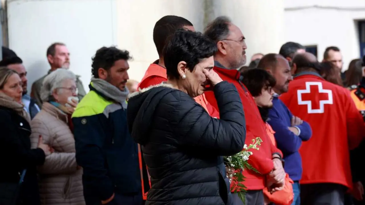 Familiares y vecinos de la familia Zamorano fallecidos en el accidente de Adamuz, muestran su dolor tras la misa funeral celebrada en su memoria, en la capilla ardiente instalada en el Pabell&oacute;n de Deportes de Aljaraque (Huelva), localidad donde resid&iacute;an. A 22 de enero de 2026, en Huelva (Andaluc&iacute;a, Espa&ntilde;a). Con al menos 27 v&iacute;ctimas mortales Huelva es la provincia mas afectada en n&uacute;mero de fallecidos, que el accidente ferroviario ocurrido en la tarde del pasado domingo, 18 de enero, en la localidad cordobesa de Adamuz ha causado.
Fecha: 22/01/2026. leer menos

Firma: Roc&iacute;o Ruz / Europa Press