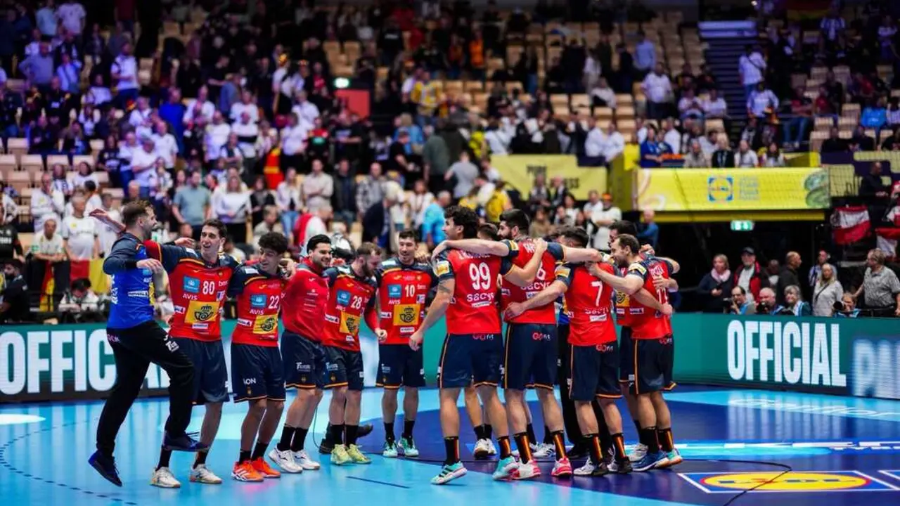 La selecci&oacute;n espa&ntilde;ola masculina de balonmano en el Europeo. / EVA MANHART & JURE ERZEN / KOLEKTIFF