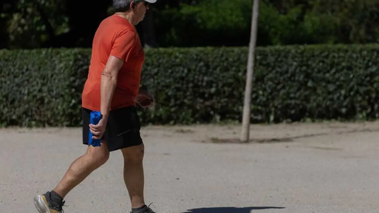 Una persona corriendo en el Parque de El Retiro. / EP / Archivo