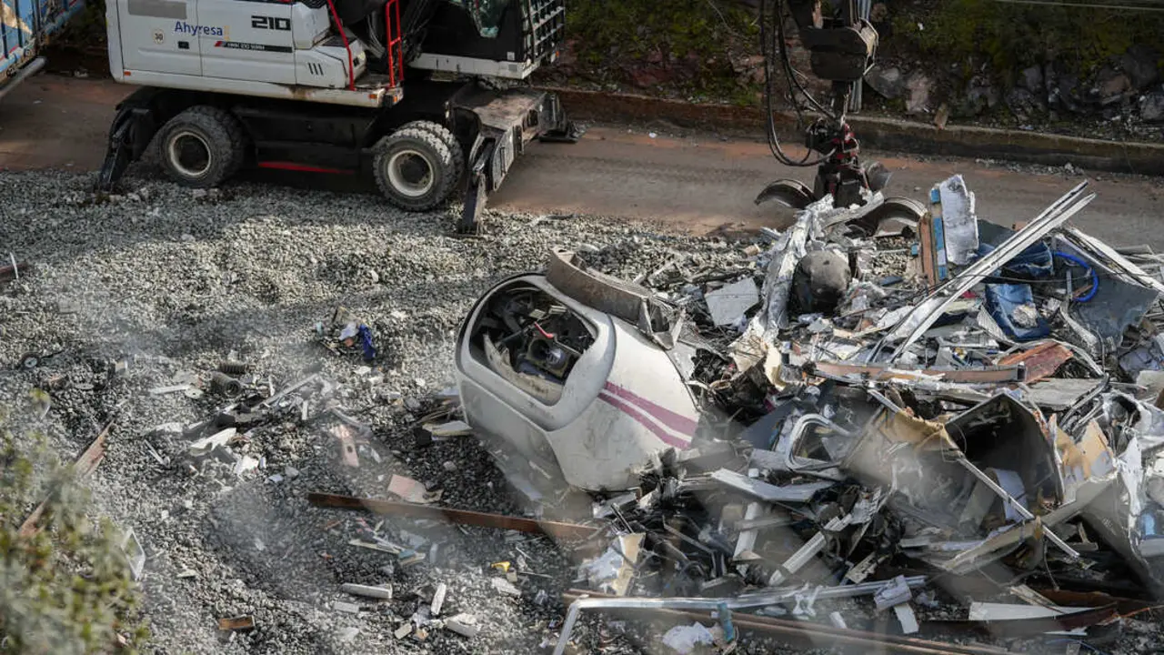 Recogida de restos del tren Alvia ya seccionados en la zona del accidente ferroviario de Adamuz. / EP