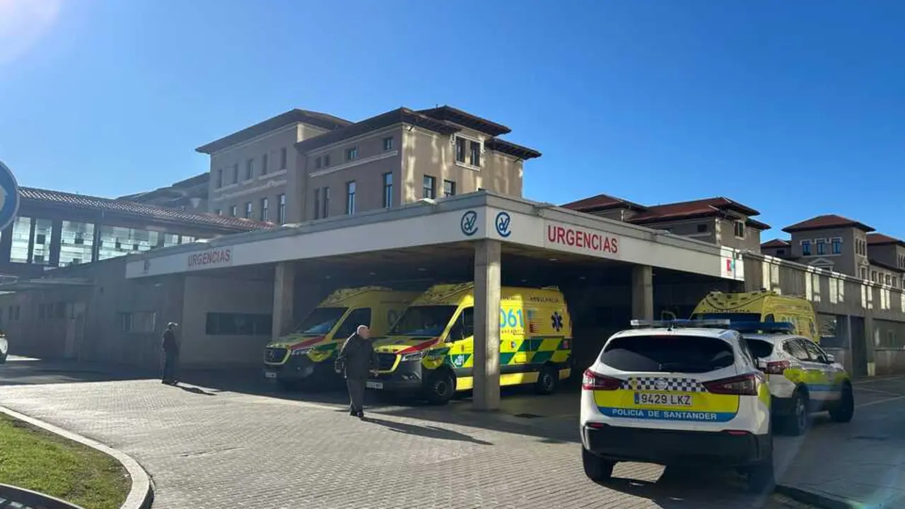 Ambulancias en Urgencias del Hospital Valdecilla. / EP