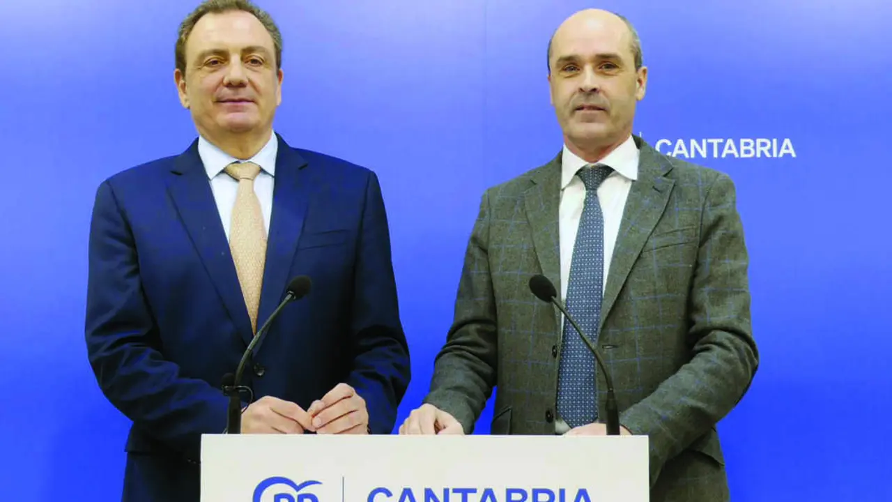 F&eacute;lix de las Cuevas y Juan Jos&eacute; Alonso, durante la rueda de prensa en la que el Partido Popular present&oacute; su Plan Integral de Vivenda. / alerta