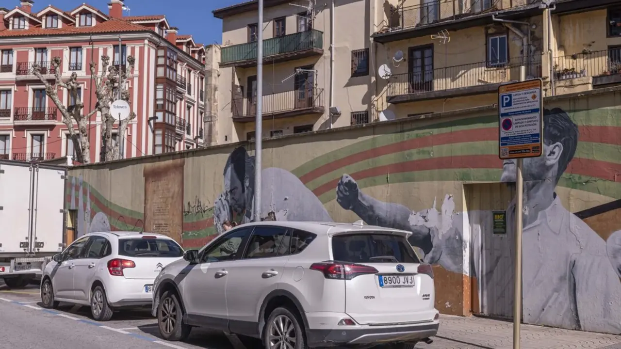 Varios coches aparcados en una calle de Torrelavega. / A.E