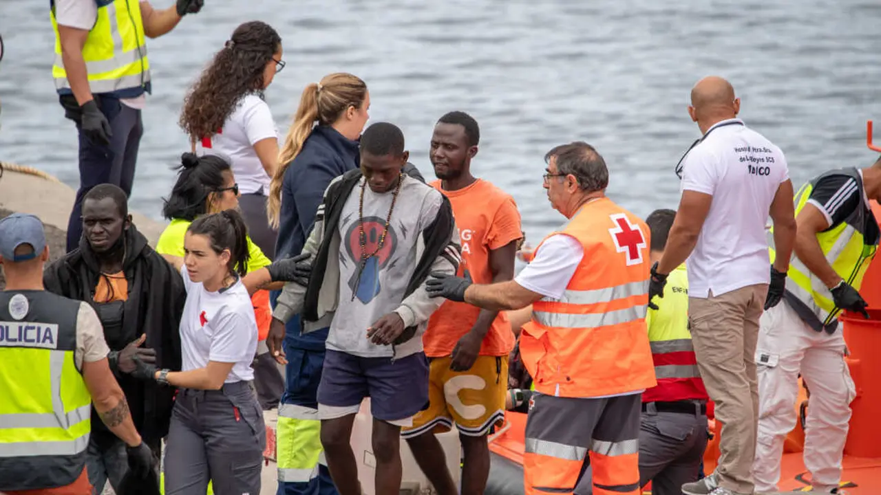 Varias personas salen de un cayuco, en el muelle de La Restinga. / EP