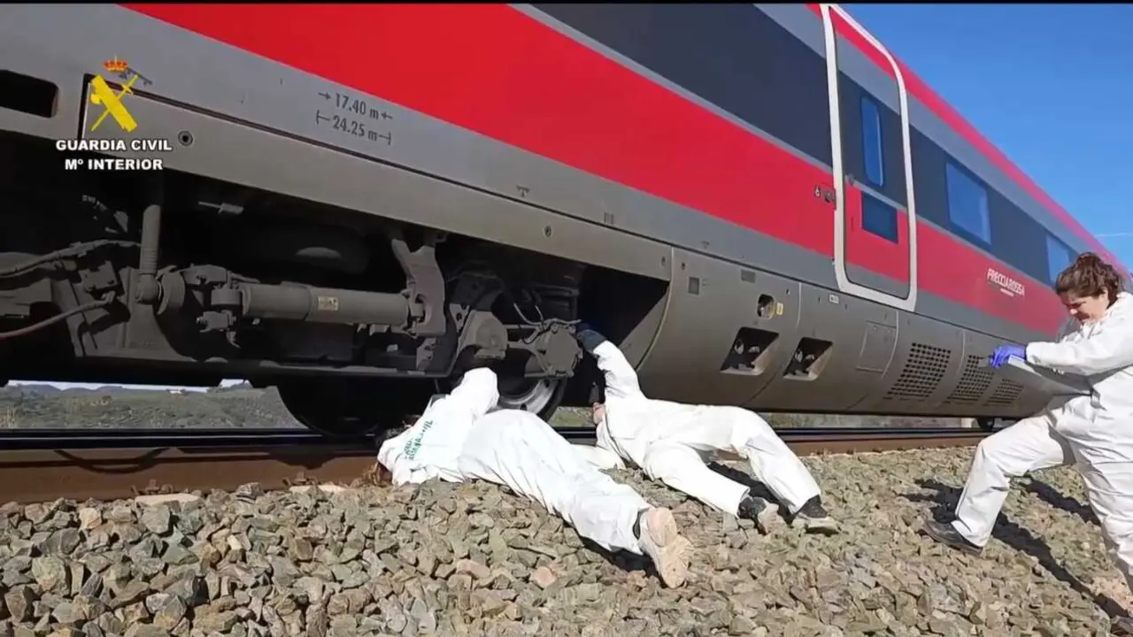La Guardia Civil muestra im&aacute;genes de la inspecci&oacute;n en las ruedas y parte baja del Iryo siniestrado en Adamuz (C&oacute;rdoba). / EP