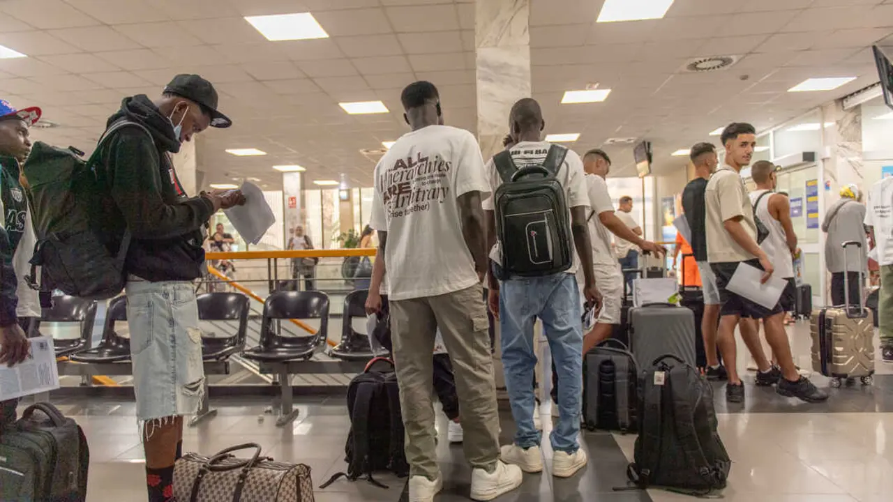Decenas de migrantes embarcan para salir hacia la pen&iacute;nsula. / EP