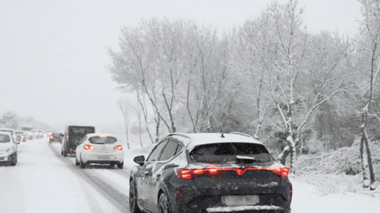 Varios veh&iacute;culos circulan con la nieve por la M-607. / EP