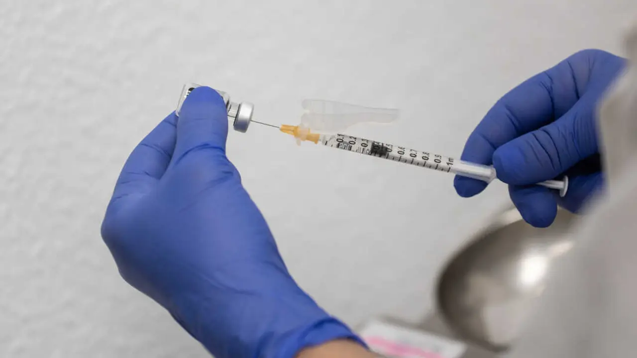 Una sanitaria prepara un via. / EP