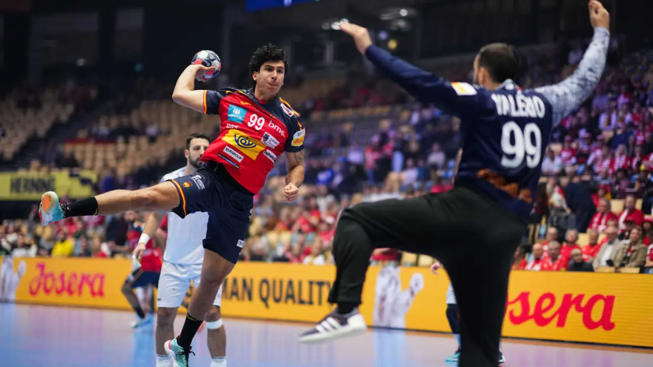 Una de las jugadas del &uacute;ltimo partido de los &lsquo;Hispanos&rsquo; en el Europeo. / EHFEURO