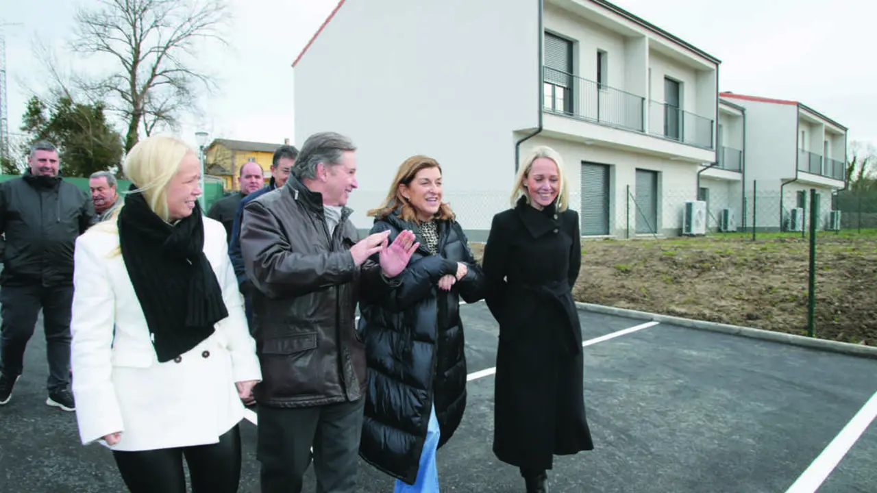 La presidenta de Cantabria, Mar&iacute;a Jos&eacute; S&aacute;enz de Buruaga, ha inaugurado en Santillana del Mar una nueva promoci&oacute;n de ocho viviendas. / A.E.
