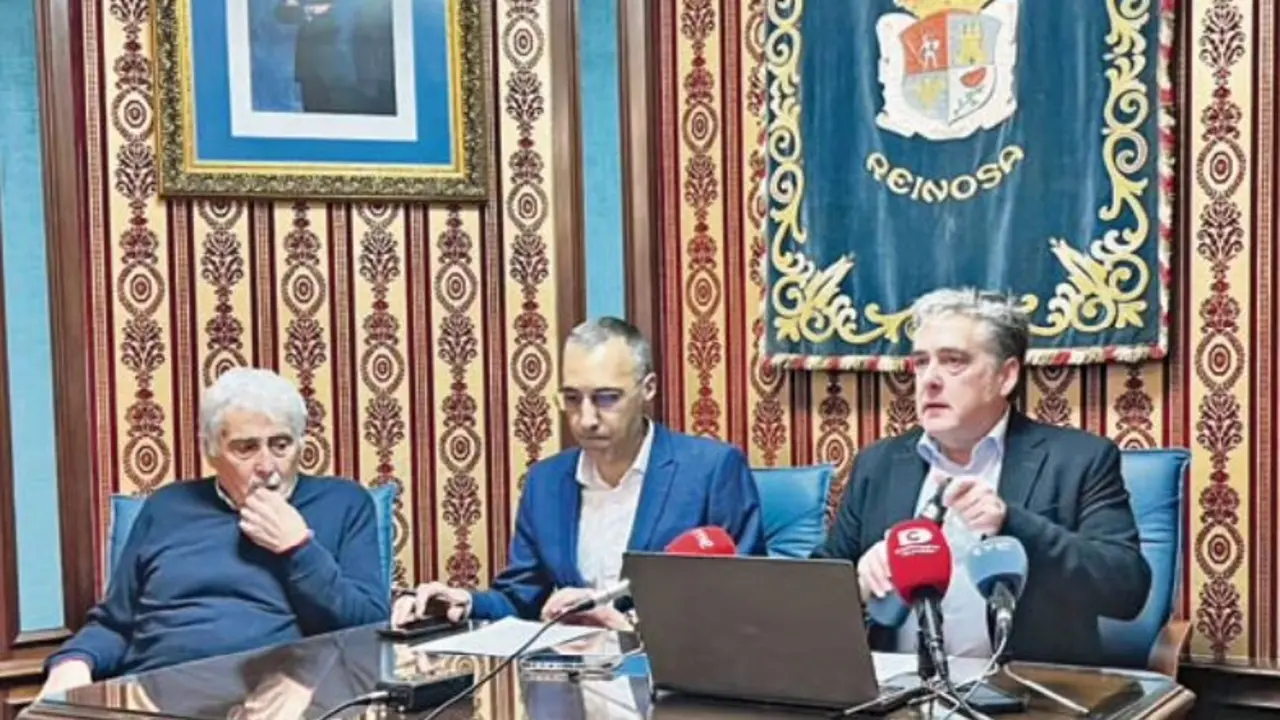 El alcalde de Reinosa, Jos&eacute; Luis L&oacute;pez Vielba (derecha), comparece junto a su equipo de Gobierno del PP tras anunciar la ruptura del pacto con el PRC, por la &ldquo;deslealtad&rdquo; y el bloqueo constante en la gesti&oacute;n municipal.