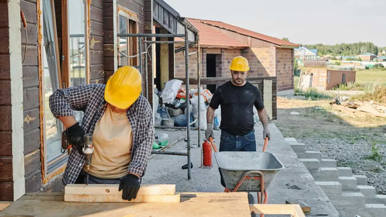 Dos alba&ntilde;iles en una obra de una casa. / A.E