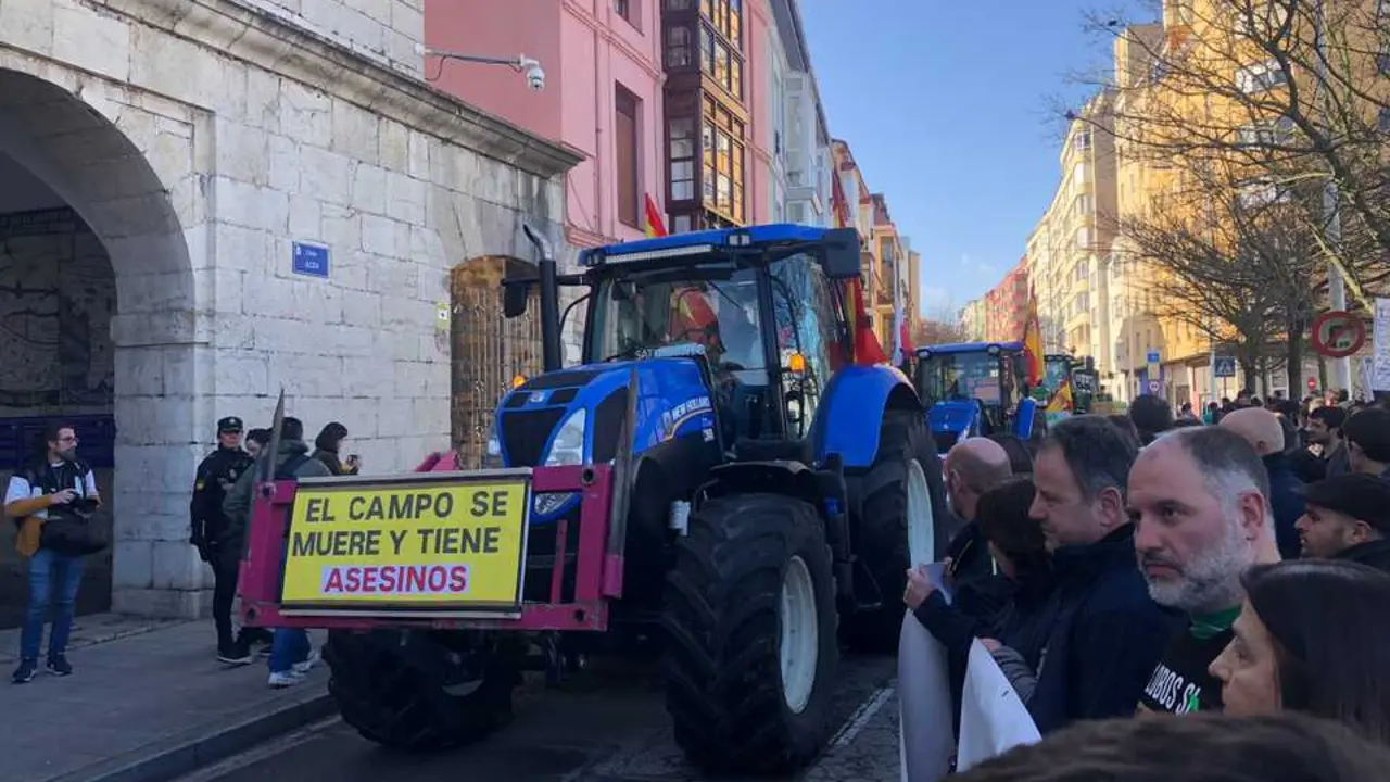 Tractor con pancarta frente al Parlamento de Cantabria: &laquo;El campo se muere y tiene asesinos&raquo;. Los ganaderos se&ntilde;alan directamente al Gobierno como culpable de su situaci&oacute;n.