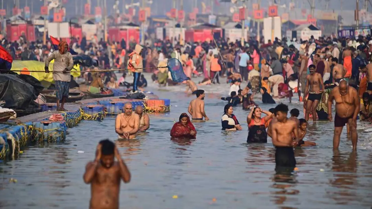 Un devoto se da un ba&ntilde;o sagrado en Sangam durante la Mela Magh en una fr&iacute;a ma&ntilde;ana de invierno. / Prabhat Kumar Verma / EP