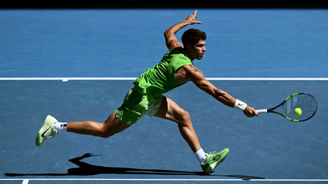 El n&uacute;mero uno del mundo sobrevivi&oacute; a cinco horas y media de sufrimiento f&iacute;sico y mental para tumbar a Zverev en una semifinal que ya es historia del tenis. / EP