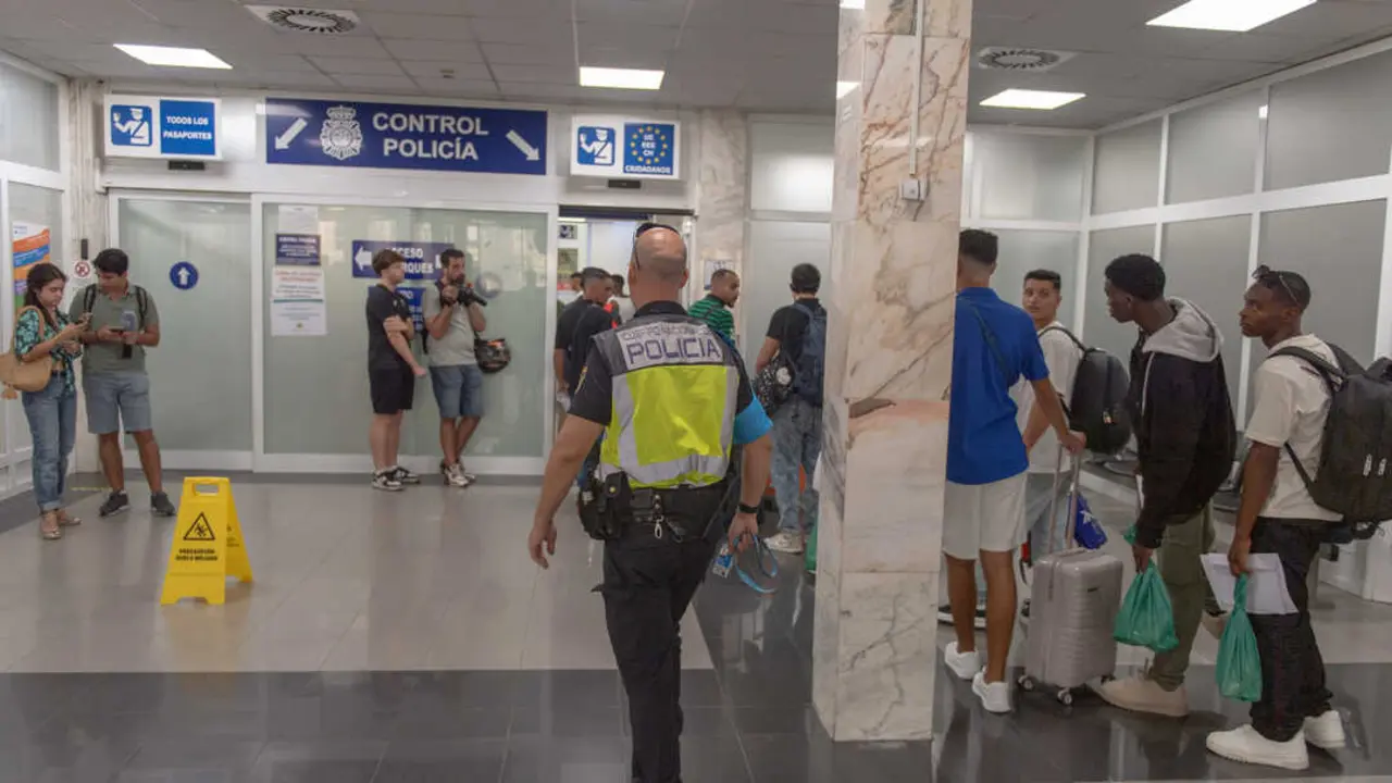 Un grupo de personas hacen cola en el Puerto de Ceuta, antes de ser trasladados a la pen&iacute;nsula. / EP