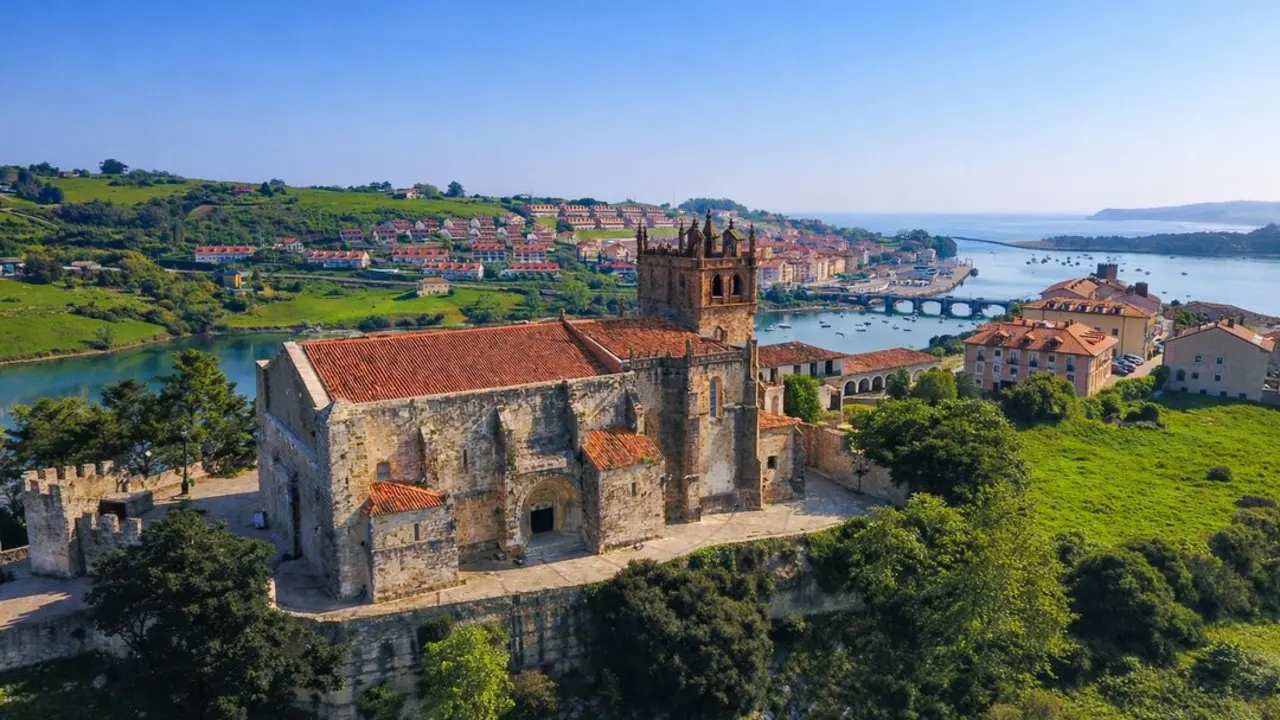 Castillos, playas salvajes y un pasado que se respira en cada rinc&oacute;n. Este pueblo no solo es bonito: es m&aacute;gico. / a.e