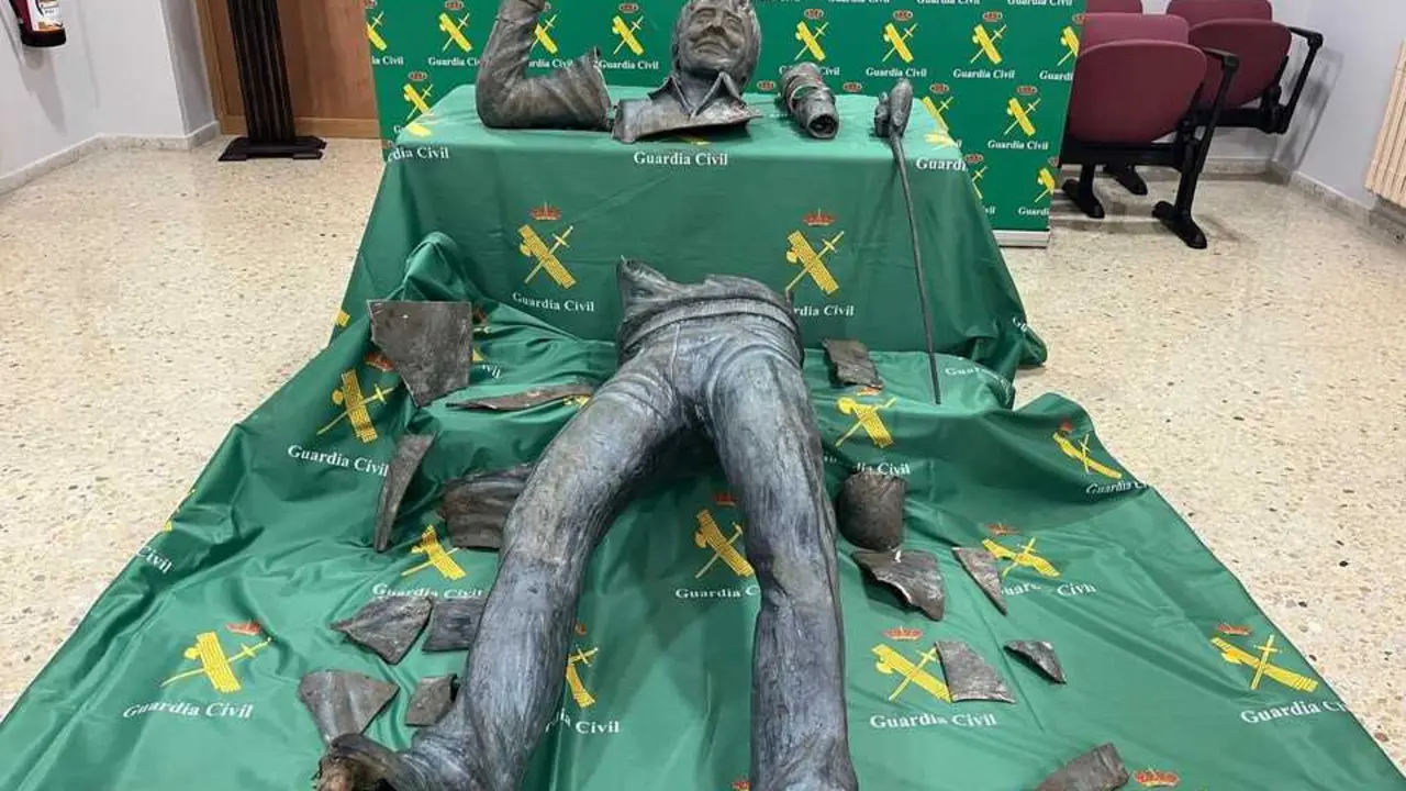 a escultura de cobre, de m&aacute;s de 100 kilos, fue hallada troceada en un trastero. / G.C