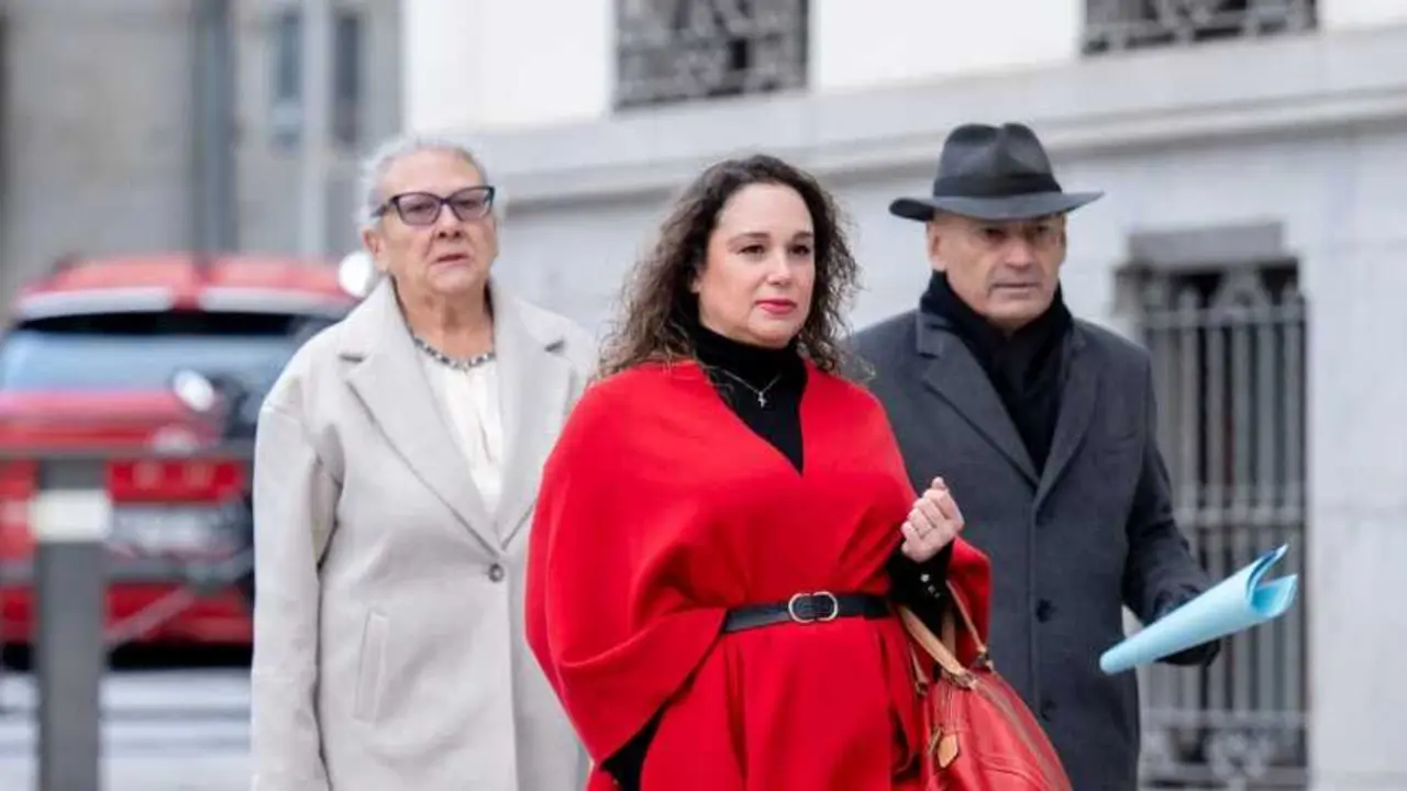 Las investigadas Carmen Pano (i) y Leonor Gonz&aacute;lez (d) a su llegada a la Audiencia Nacional. / EP