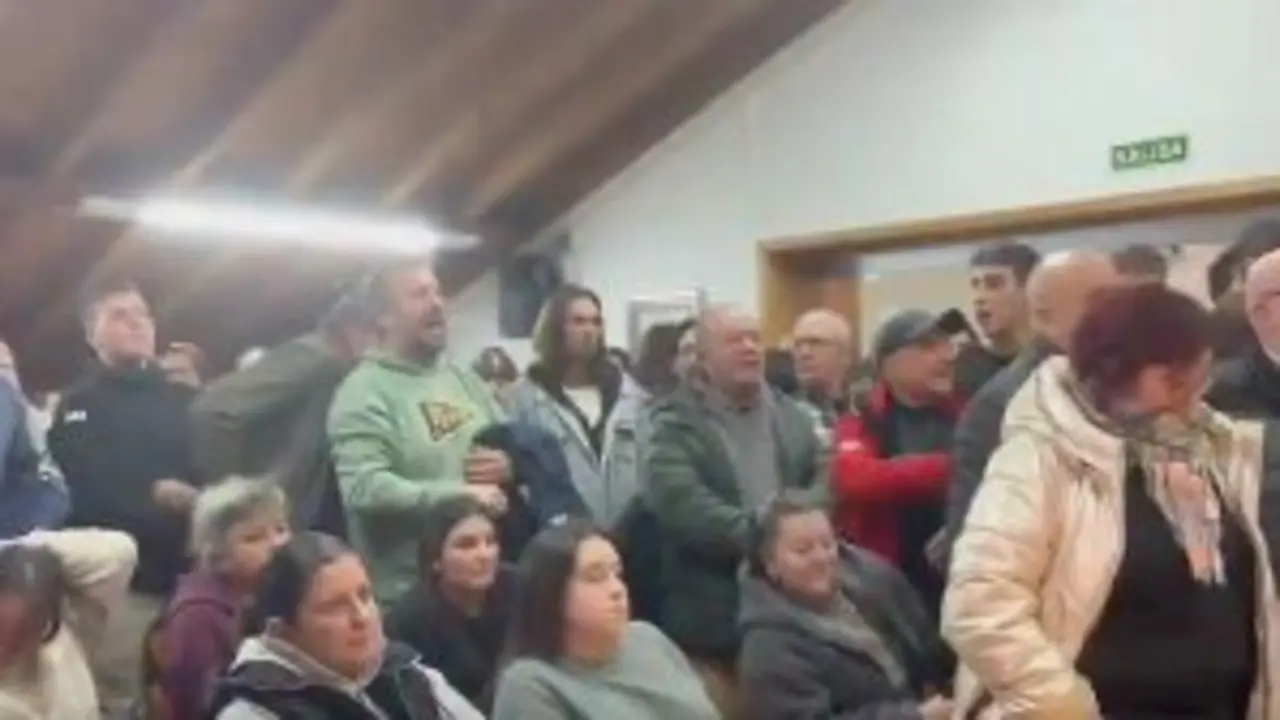 Los vecinos de Cartes protestan contra el centro de acogida. / RTVE
