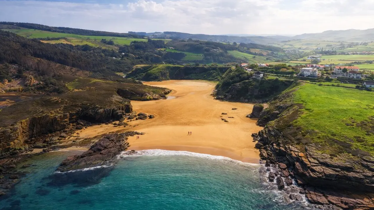 Agua limpia, acantilados verdes y cero postureo. Esta playa de Cantabria se ha convertido en el refugio veraniego. /S.P