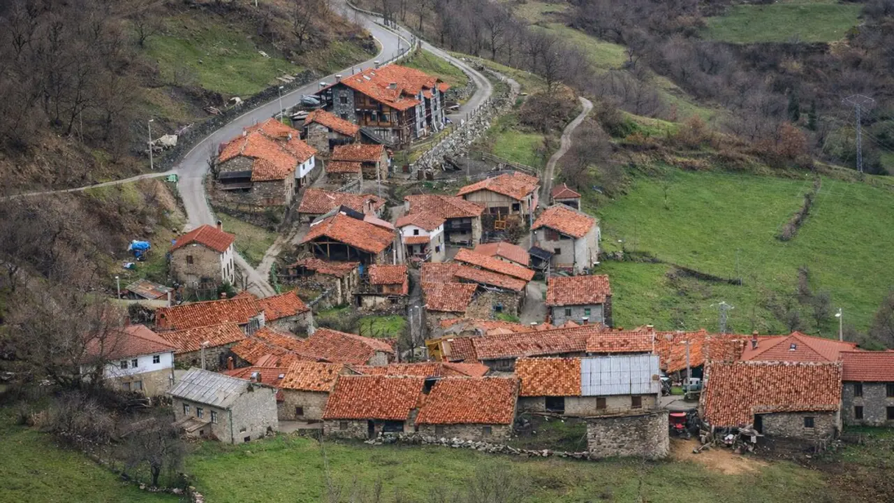 Dobres, escondido entre monta&ntilde;as, es un viaje al alma rural de la regi&oacute;n. / I.A.