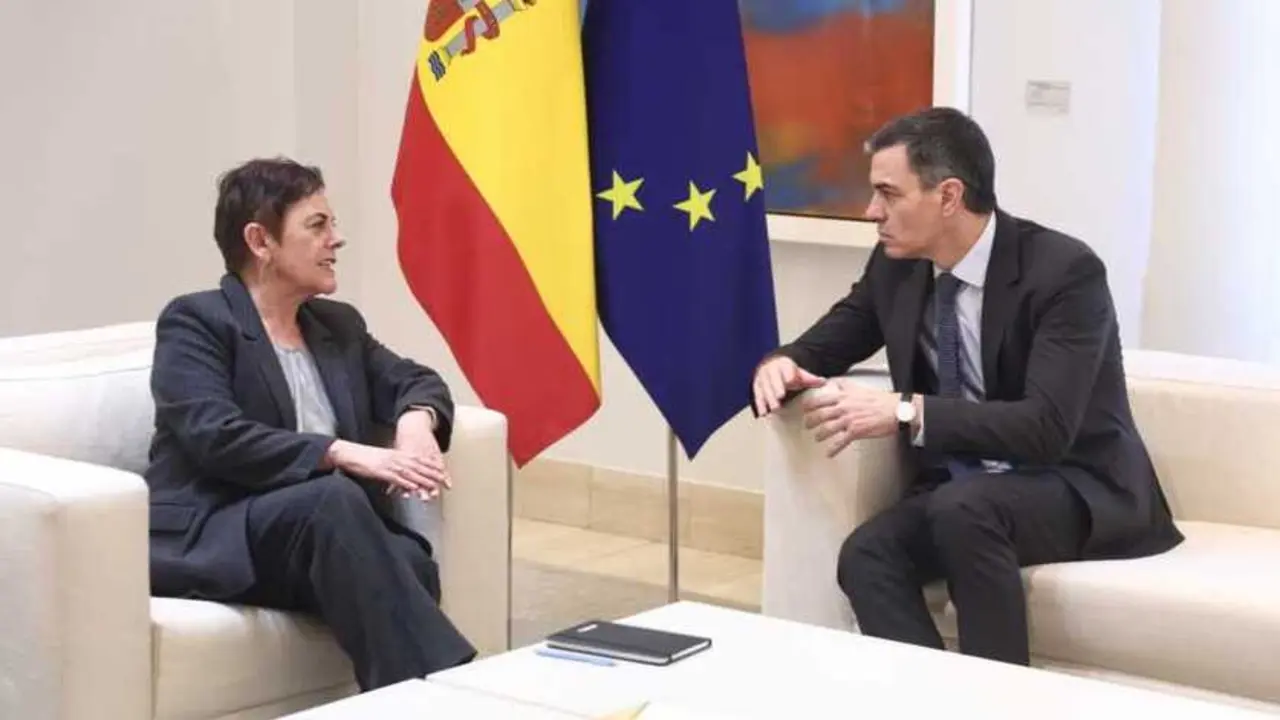 El presidente del Gobierno, Pedro S&aacute;nchez, recibe a la portavoz de EH Bildu en el Congreso, Mertxe Aizpurua. / EP