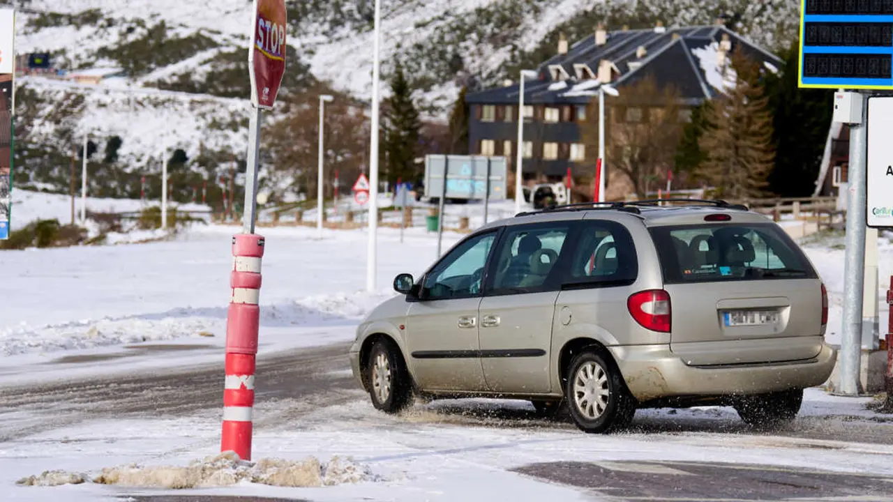 Un coche en la estaci&oacute;n de esqu&iacute; y monta&ntilde;a de Alto Campoo. / EP