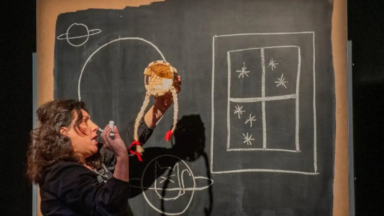 'La Ni&ntilde;a de las Trenzas al Rev&eacute;s', galardonada en FET&Eacute;N, inaugura una nueva edici&oacute;n de &ldquo;Merienda en el Teatro&rdquo;. / S.A