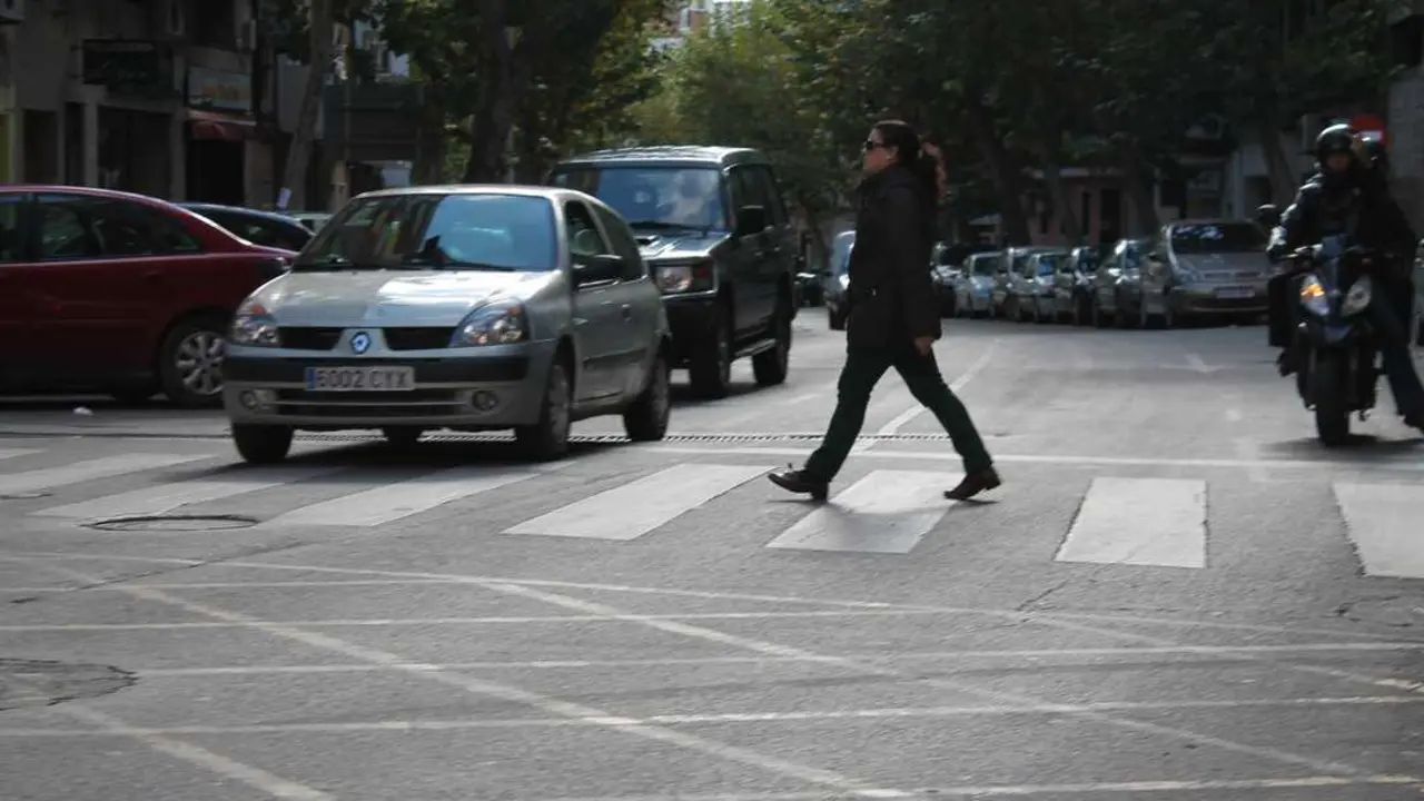 Hacer se&ntilde;ales manuales a peatones en pasos de cebra est&aacute; prohibido y puede conllevar multa y p&eacute;rdida de puntos. / EP