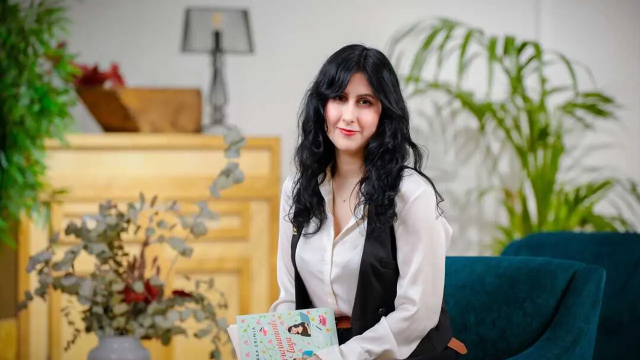 Nerea Ermia sosteniendo su libro 'Literariamente tuya'. / EP